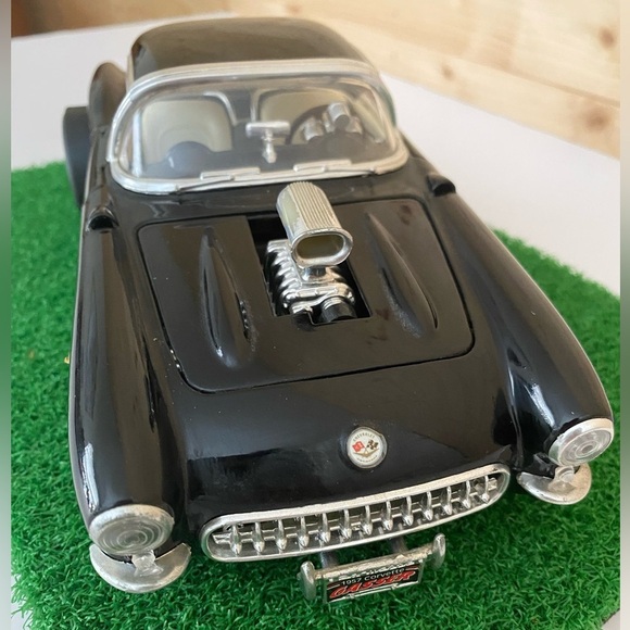 Road Legends 1957 Chevrolet Corvette Gasser 1:18 Diecast Car Black Hot Rod Flame - Picture 3 of 14